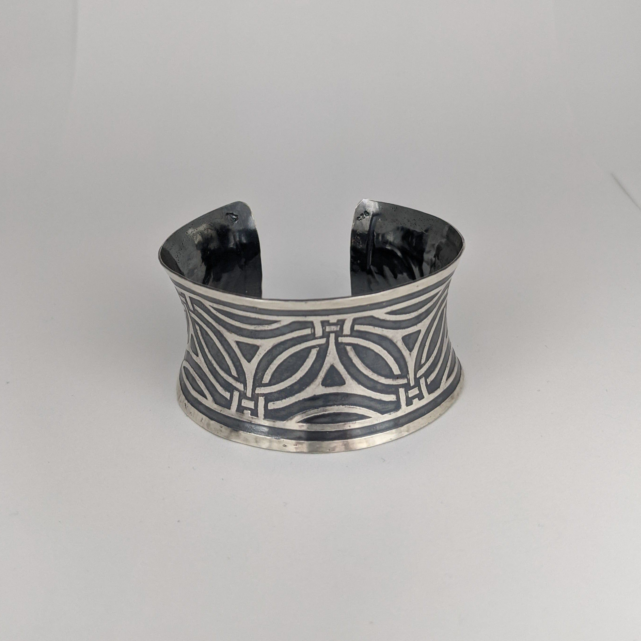 Petit Anjou Wide Motif Cuff - Sterling Silver (Grey)